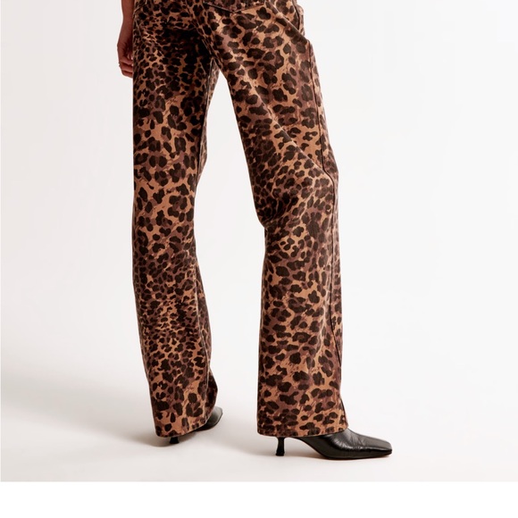 Abercrombie & Fitch | Leopard Slouchy Jean | Size 26 - Picture 2 of 4